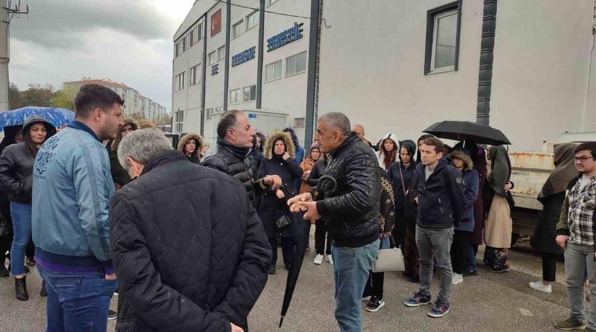 Şehit babası, eşinin 3 aydır maaşını vermeyen patronuyla yağmur altında b&ouml;yle tartıştı