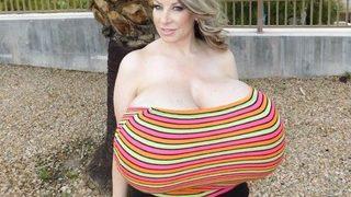 Dünyanın en büyük göğüslerine sahip kadınını kimse durduramıyor! “Büyümeleri durmayacak”