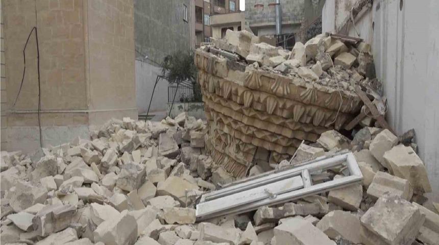 Kilis’te depremde ağır hasar alan minare kontrollü şekilde yıkıldı