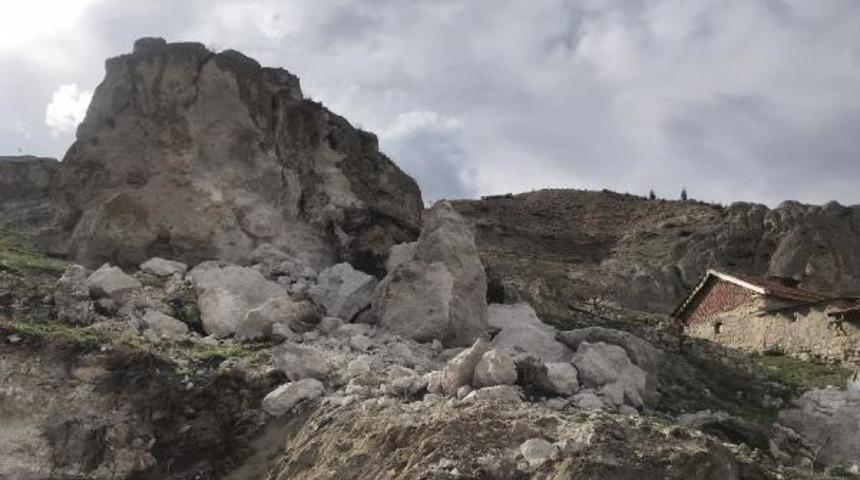 Fay hattının başladığı dağdan kopan kaya parçaları korkuttu! 'Deprem oluyor zannettik'