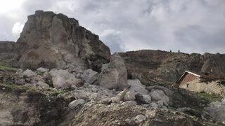 Fay hattının başladığı dağdan kopan kaya parçaları korkuttu! 'Deprem oluyor zannettik'