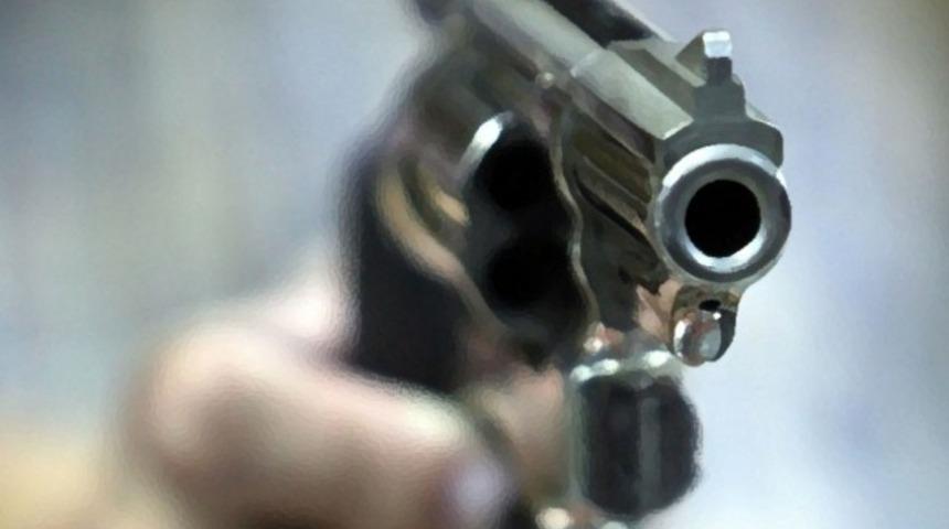 Kızının erkek arkadaşı zannetti, kendi karısını vurdu