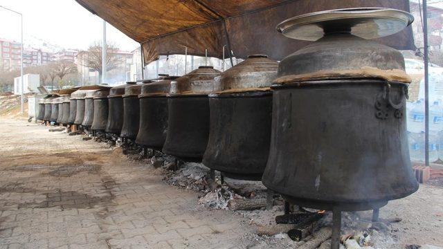 Efsaneleri aratmayan 'dolma' tartışması... İki ilçe karşı karşıya geldi! İskilip dolması mı, baharatlı Bayat dolması mı?