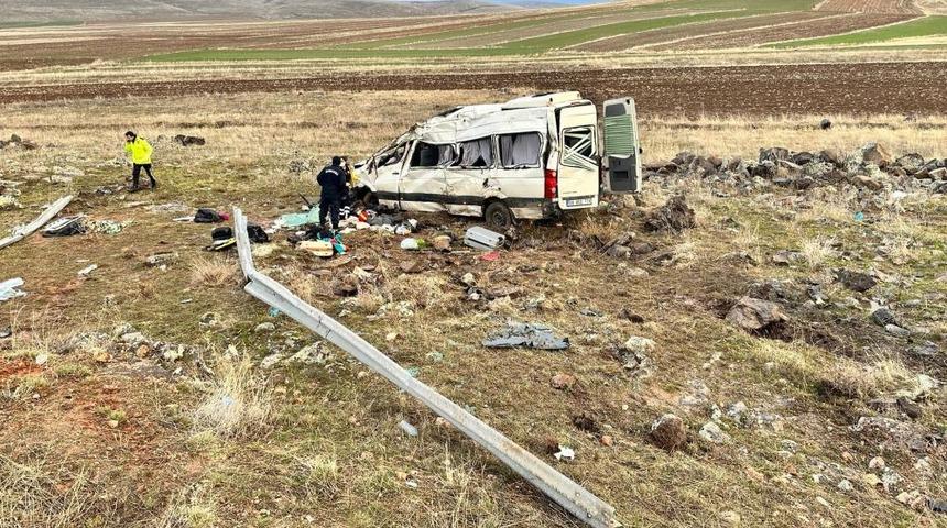 Kayseri'de minibüs şarampole uçtu: 2 ölü, 7 ağır yaralı