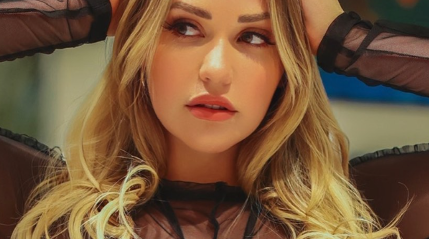 Yetişkin film yıldızı Mia Malkova sosyal medyada sınır tanımadı! Üzerini tamamen çıkartıp göğüslerini kitapla kapattı