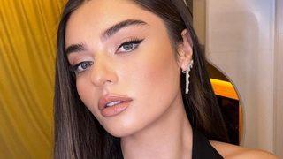 Transparan sütyen giyen Ayça Ayşin Turan dekolteli poz verdi