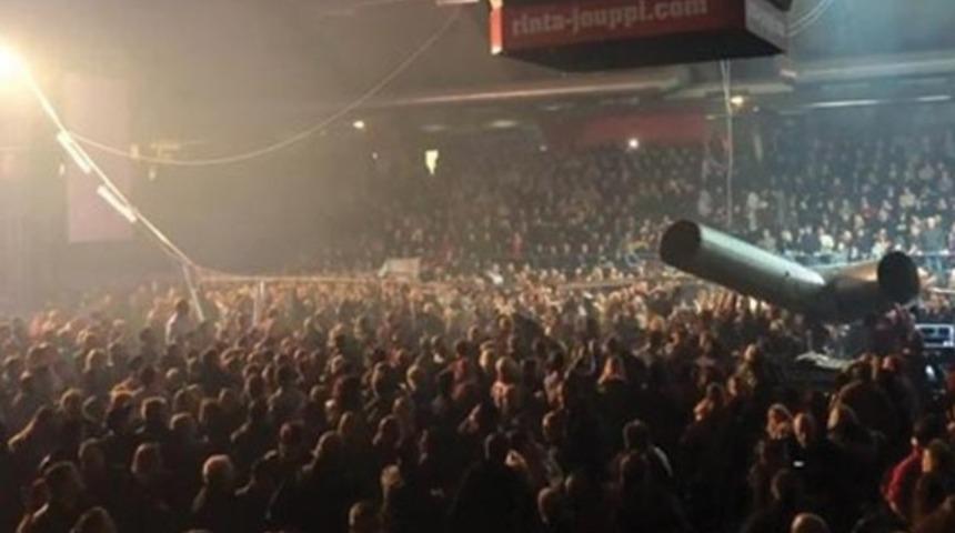 Havalandırma borusu seyircilerin &uuml;st&uuml;ne d&uuml;şt&uuml;: 7 kişi ağır yaralandı