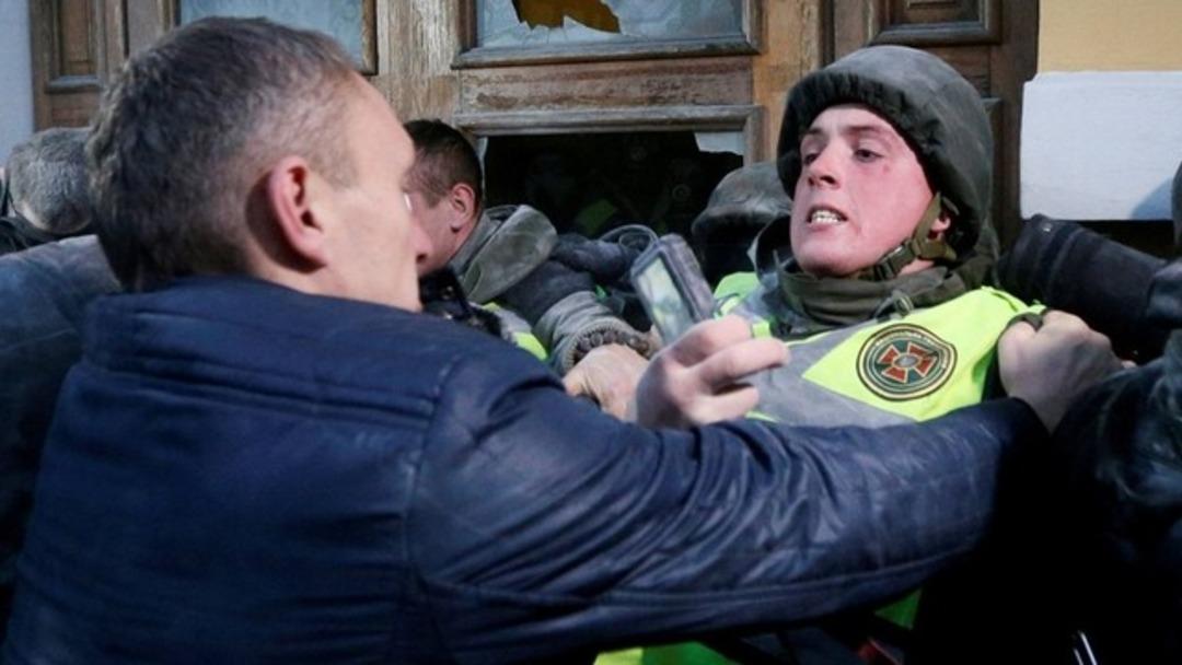  Saakaşvili'nin destek&ccedil;ileri kamu binasını bastı