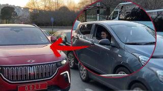 Görünce şaşırdı! Önce Togg'a sonra direksiyondaki isme baktı: Şoför koltuğunda bu kez Bakan Nebati vardı...