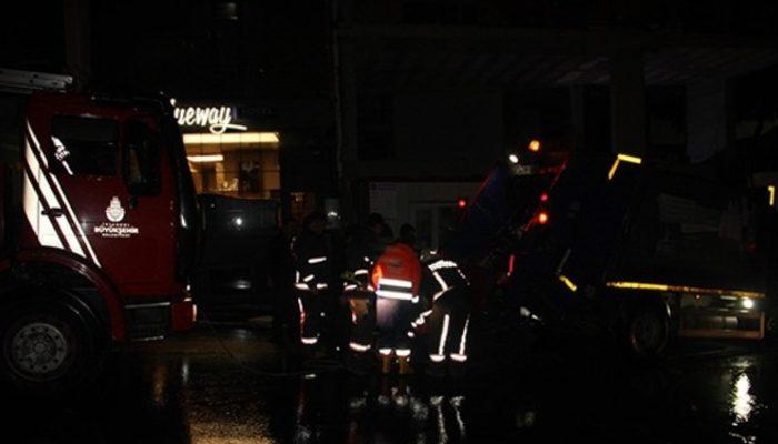 İstanbul'un göbeğinde üç araç çukura düştü