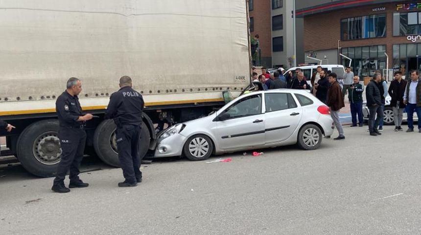 Konya’da feci kaza! Otomobil park halindeki tıra çarptı... Ölü ve yaralılar var