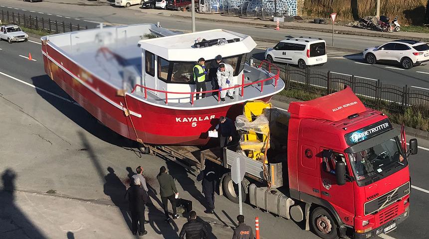 Feci ölüm! TIR'la taşınan tekne üzerinde başını üst geçide çarptı...