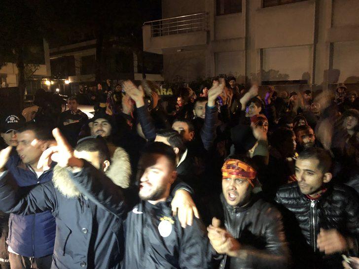 Florya Metin Oktay Tesisleri'nde Fatih Terim tezahüratı G4