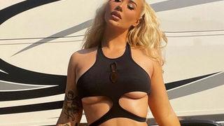 Iggy Azalea üzerine küçük gelen bikini üstüyle sere serpe poz verdi