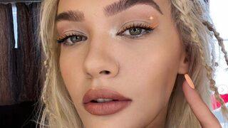 Melisa Döngel cesur tarzını konuşturdu! Göğüs dekolteli pozuna beğeni yağdı