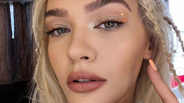 Melisa Döngel cesur tarzını konuşturdu! Göğüs dekolteli pozuna beğeni yağdı