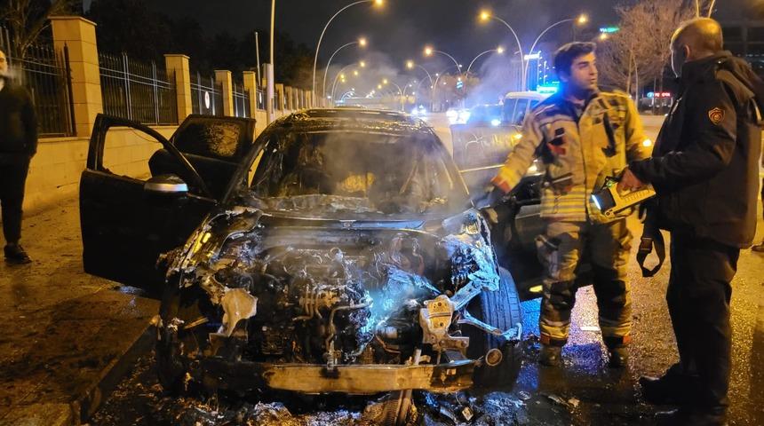 Başkentte yanan otomobil kullanılamaz hale geldi