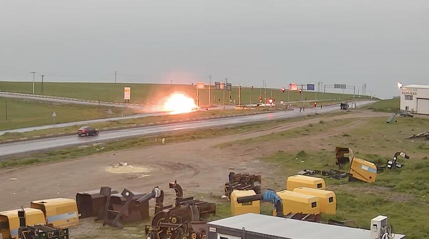 Diyarbakır'da taksi ile otomobilin çarpışması sonucu 8 kişi yaralandı