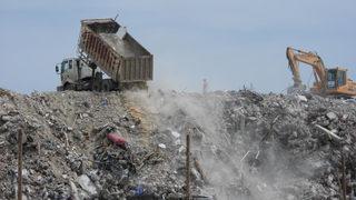 Türkiye’nin en uzun kumsalına ve kuş cennetine ev sahipliği yapan Samandağ’da tepki çeken görüntü! Binaların molozları dökülüyor