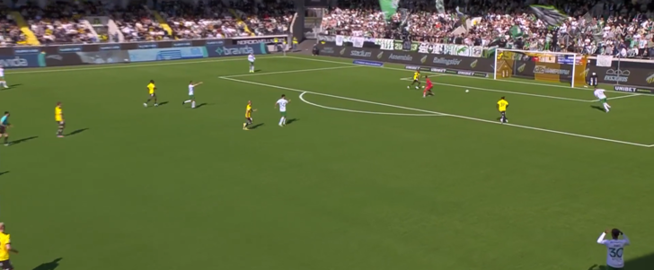 Akıl tutulması yaşadı! Böylesine az rastlanır! Kaleci, penaltı noktasını top zannedince... G4