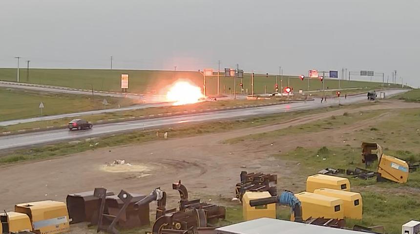 Kırmızı ışıkta &ccedil;arpışan ara&ccedil;lar alev topuna d&ouml;nd&uuml;: 8 yaralı