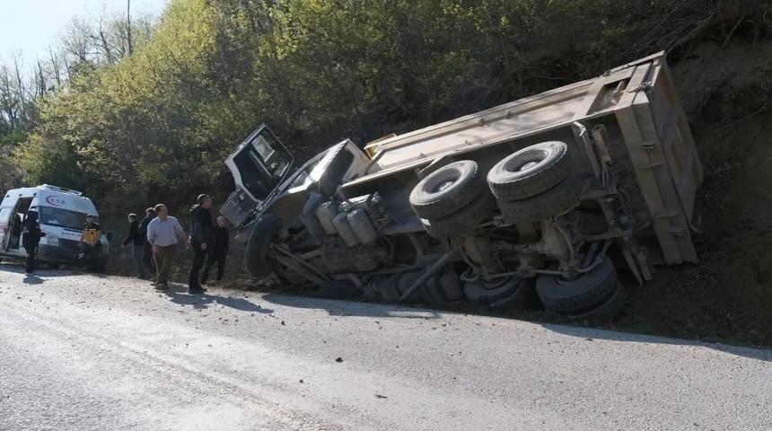 Yoldan hafriyat kamyonu yan yattı: 1 yaralı