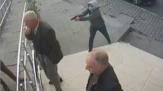 Sokak ortasında silahlı saldırı! Korku dolu anlar kamerada