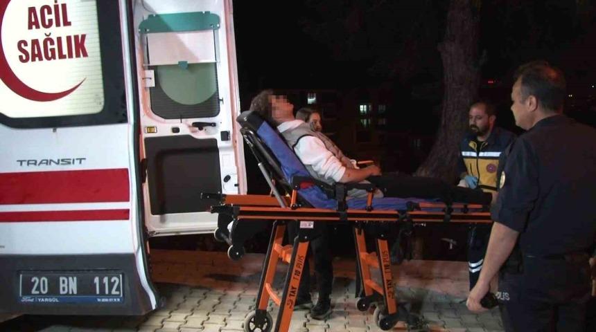 Pompalı tüfekten çıkan saçmalar yol kenarında oturan gençlere isabet etti; 4 yaralı