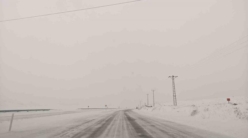 Ardahan’da kar ve tipi ulaşımı aksatıyor