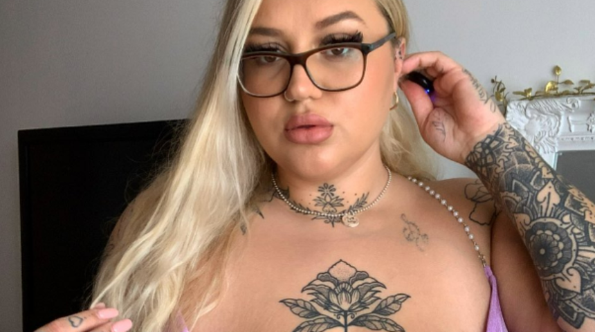 B&uuml;y&uuml;k beden model en b&uuml;y&uuml;k korkusunu yenerek ipli bikinisiyle kıvrımlı v&uuml;cudunu sergiledi! "G&uuml;&ccedil;l&uuml; ve değerlisiniz" 