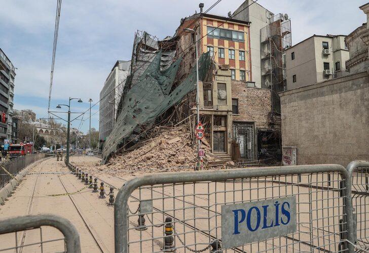 Beyoğlu'nda tarihi bina çökmüştü! Yol trafiğe açıldı, tramvay seferleri başladı