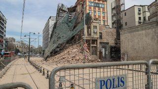 Beyoğlu'nda tarihi bina çökmüştü! Yol trafiğe açıldı, tramvay seferleri başladı
