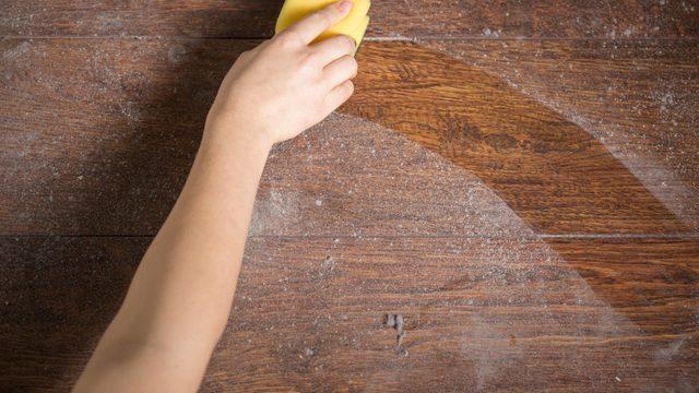 Tesadüfen bulduğu karışım sayesinde günlerce toz almıyor! Bu karışım sürekli toz alma derdini bitiriyor