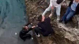 Falezden atlayan kadını el el tutuşarak kurtardılar!