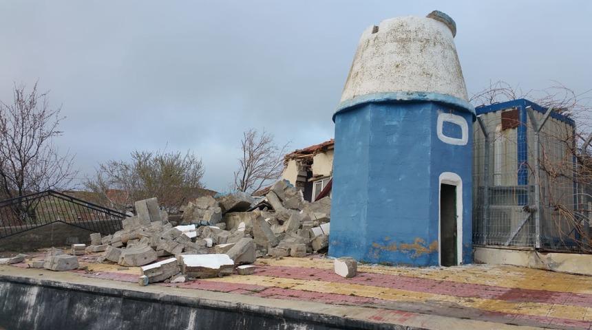 Caminin minaresi çöktü! İmam yaralandı