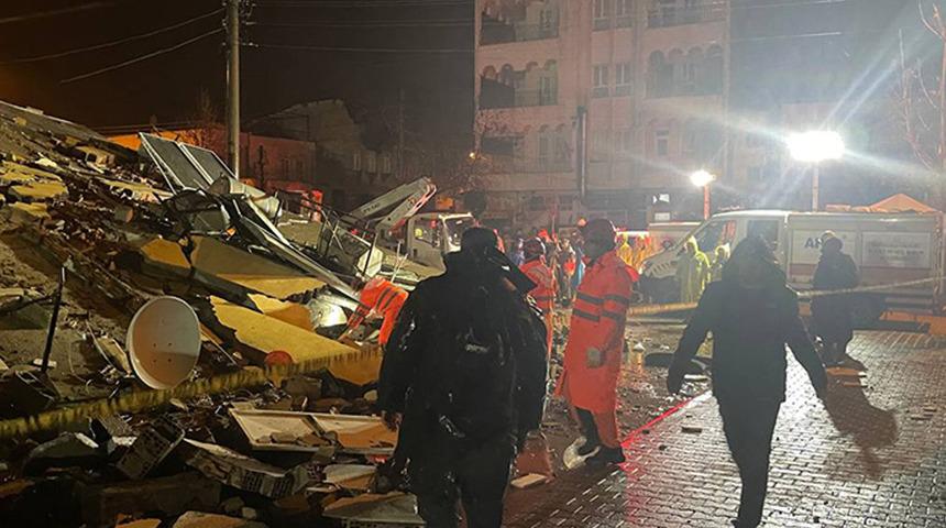 Malatya'da ağır hasarlı 5 katlı bina çöktü!