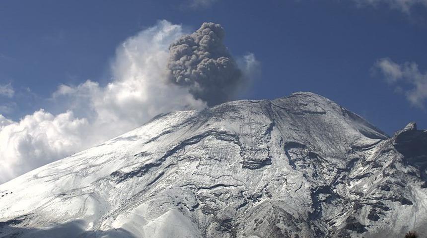 Meksika'daki Popocatepetl Yanardağı'nda son 24 saatte 12 patlama!