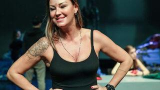 Pınar Altuğ süper minisiyle poz verdi! Etek giymeyi unuttu sandım