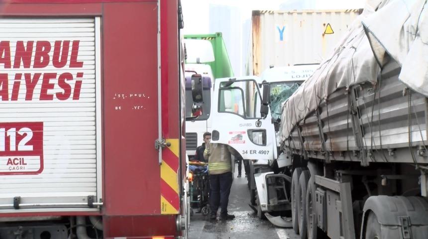 Haramidere TEM bağlantı yolunda kaza! TIR'lar &ccedil;arpıştı: Yol trafiğe kapatıldı