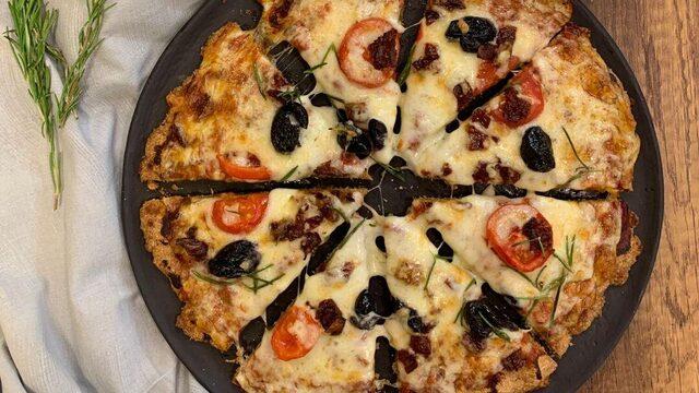 Hem diyete uygun hem tok tutan yulaf pizza tarifi! Yapımı çok kolay yulaf pizza nasıl yapılır?
