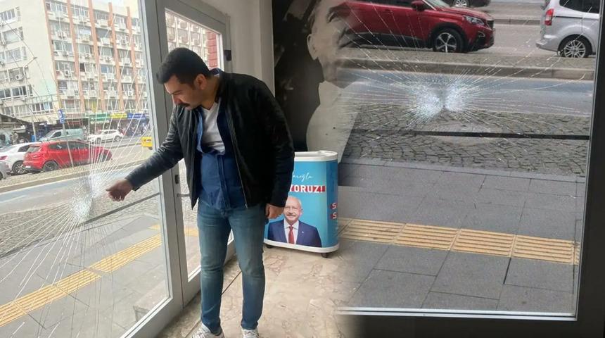 İzmir'de CHP il&ccedil;e se&ccedil;im b&uuml;rosuna saldırı! 'Korkmuyoruz'