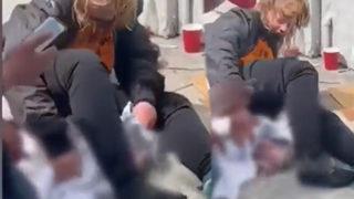 Şoke edici görüntüler! Amerika Birleşik Devletleri’nde evsiz bir kadın sokak ortasında doğum yaptı