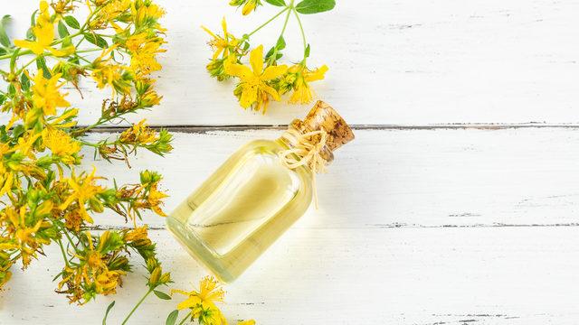 Kantaron yağı yüze faydalar nelerdir, neye iyi gelir? Kantaron yağı yüzde ne kadar bekletilmeli, sivilceye kantaron yağı sürülür mü?