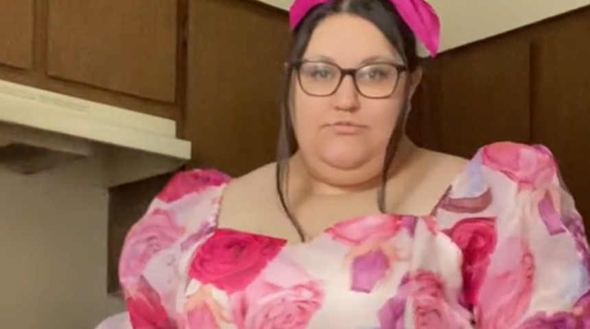 B&uuml;y&uuml;k beden kadın g&ouml;beğiyle sakladığı bikini altını cesurca g&ouml;sterdi! "Şişman olmam bikini giymeme engel değil!"