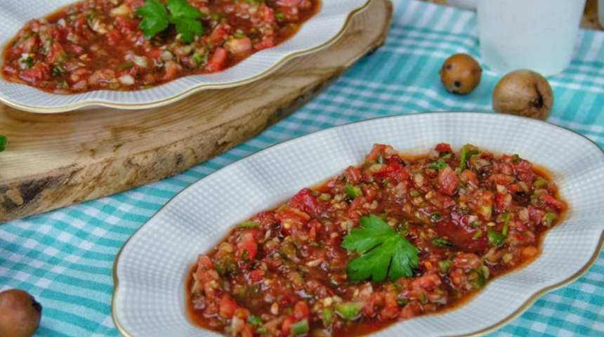 Her yemeğe yakışan ezme salata tarifi! Lokanta usulü ezme salata nasıl yapılır?