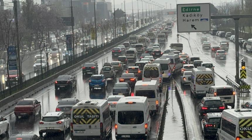 Mesai çıkışı çilesi başladı! İstanbul'da trafik yoğunluğu yüzde 85'e ulaştı