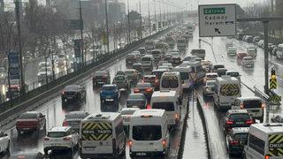 Mesai çıkışı çilesi başladı! İstanbul'da trafik yoğunluğu yüzde 85'e ulaştı