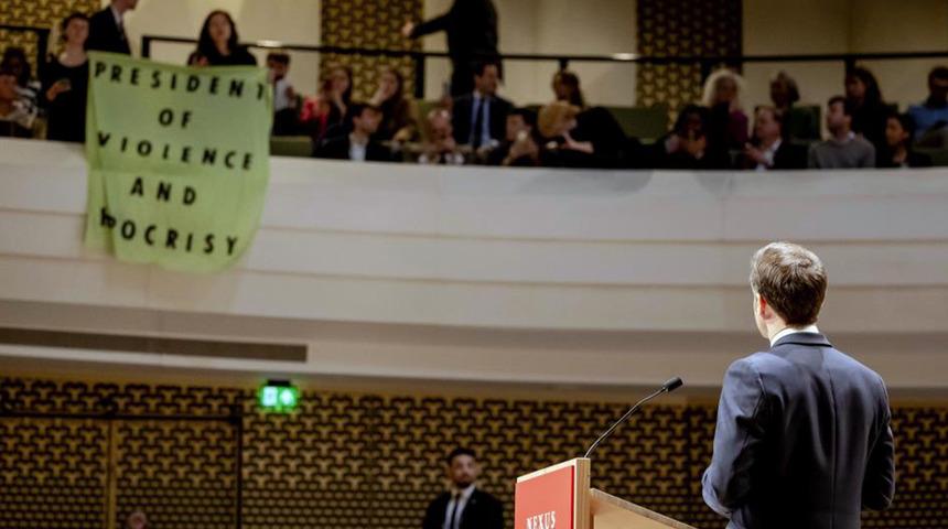 Macron'a büyük şok! Konuşması protestocular tarafından kesildi