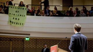 Macron'a büyük şok! Konuşması protestocular tarafından kesildi