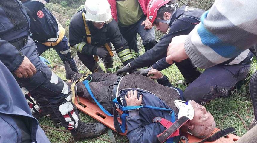 Kamyon dereye devrildi: 1 yaralı